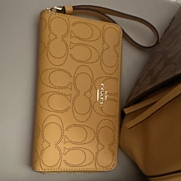 Coach Tan and Brown Signature Shoulder Bag/Crossbody with matching wallet - Picture 6 of 14